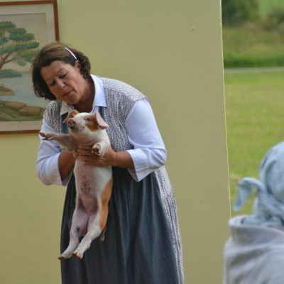 Janine Smeds håller upp en gris.