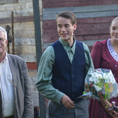 Regissör Sven Sid tillsammans med skådespelare Henrick Wickström och Ida Flemmich efter premiären.