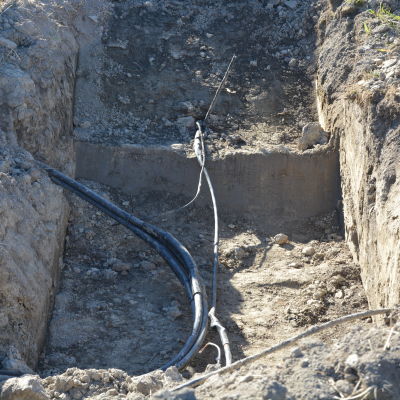 Ny elkabel grävs ner under jorden.