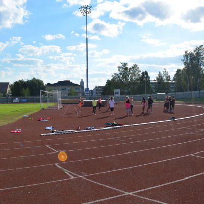Skolelever på gymnastiklektion på Centralplan i Jakobstad