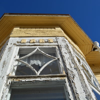 Fönsterdetalj från den skyddade huvudbyggnaden