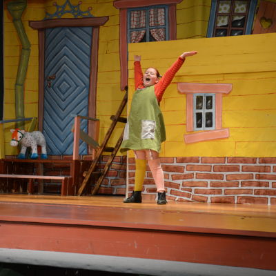 Emma Malm som Pippi Långtstrump i Bruksteaterns uppsättning av Pippi Långtstrump.