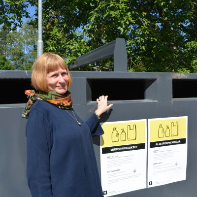 Siv-Britt Höglund vid återvinningspunkten i Roparnäs i Vasa.