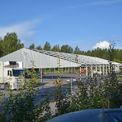 Tältet för Borgå popfest riggas upp
