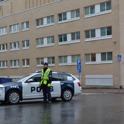 Delar av polisstationen i Åbo har evakuerats på grund av att någon hämtat ett militärt sprängämne till stationen.