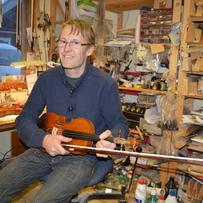 Violinbyggare Leif Kronqvist i verkstaden