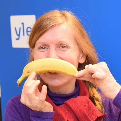 Tiina Grönroos poserar med en banan.