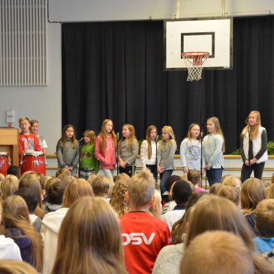 Elever sjunger i Smedsby-Böle skola i Korsholm.