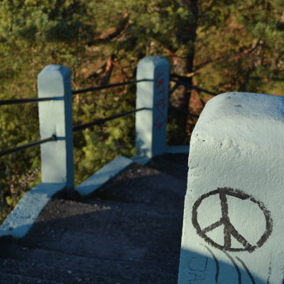 Peace logo på en stolpe
