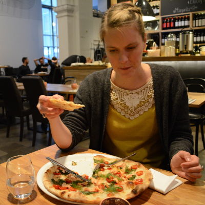 Reporter Marianne Sundholm prövar Helsingfors dyraste pizza på Pjazzo.