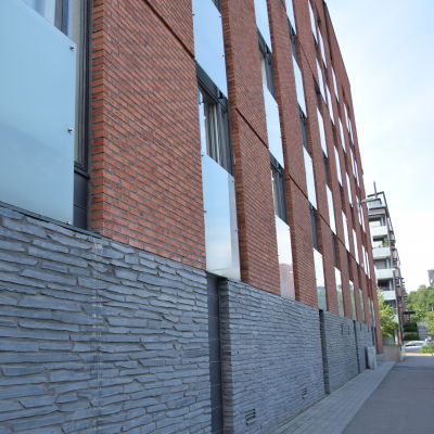 Fasaden vid Majstrandens studiebostäder i Helsingfors