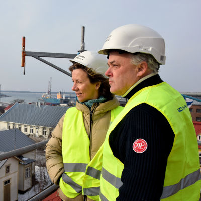 Elina Seikku och Jan-Erik Chydenius står och blickar ut över Hangö.
