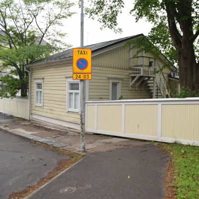 En taxistolpe utanför ett hus vid Nycandergatan i Hangö.
