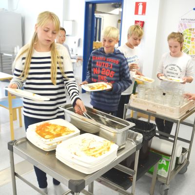 Elever vid Näse skola städar efter sig efter lunchen.