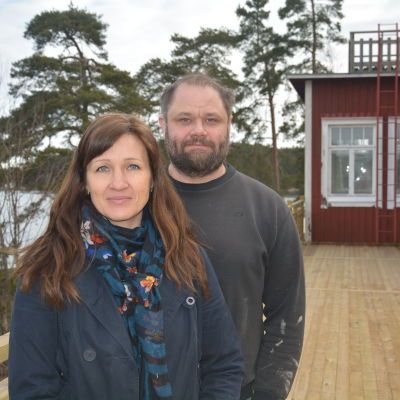 Linda Hellström-Pasanen och Petteri Pasanen vid Källnäsudds gamla skolhus.