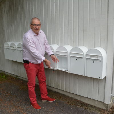 Carl-Bertil Tauler pekar på tom postlåda