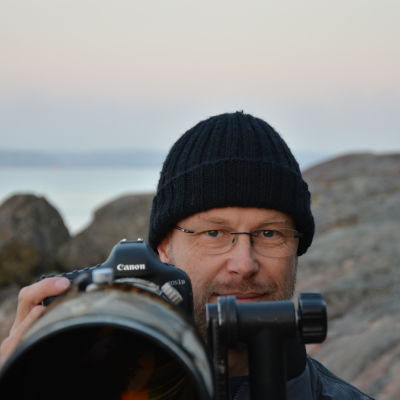 Naturfotografen Sven Forsell med kamera på Runsala.