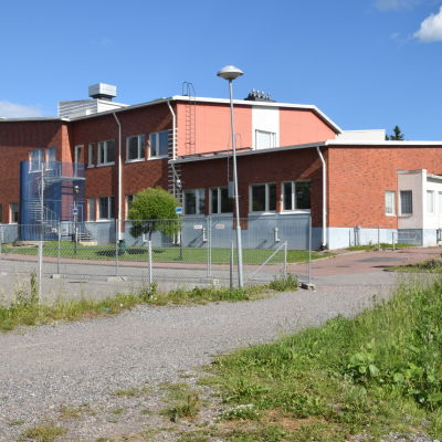 En röd tegelbyggnad i Sjundeå som är den finska skolan Aleksis Kiven koulu.