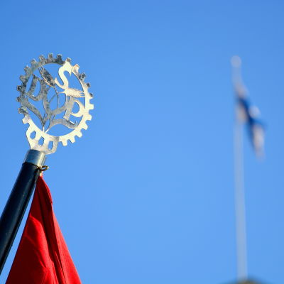 SDP-emblem och Finlands flagga