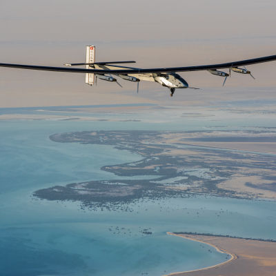 Solar Impulse 2 flyger över Abu Dhabi 3.3 2015