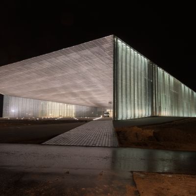 Kansallismuseo iltavalaistuksessa.