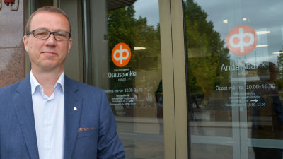 Mauri Molander, vd för Östnylands andelsbank framför bankens dörr i Borgå