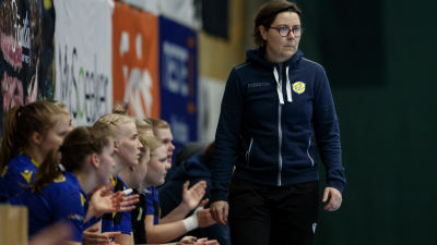 Birgitta Lindholm går vid KyIF:s bänk.