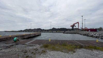 Högar av svart kol som heter antracit Koverhar hamn.