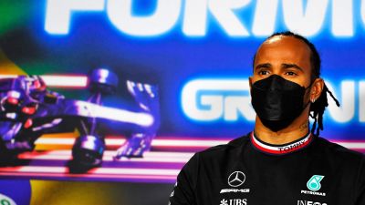 Lewis Hamilton svarar på frågor under en presskonferens.