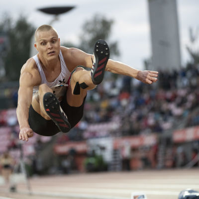 Pituushyppääjä Kristian Bäck hyppää Kalevan kisoissa.