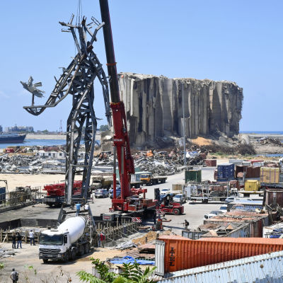 Työntekijät pystyttävät muistomerkkiä Beirutin satamassa.