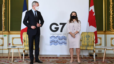 Frankrikes finansminister Bruno Le Maire och Kanadas finansminister Chrystia Freeland på G7-mötet i London.