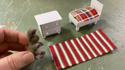 Handgjord kanin, matta, byrå och säng, alla i miniatyr