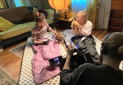 Safin universumissa näyttelevät Safi (Johanna Öhman) ja Riikka (Emilia Jansson) istuvat patjojen päällä lattialla.