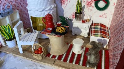 Ett litet dockhus med många handgjorda saker