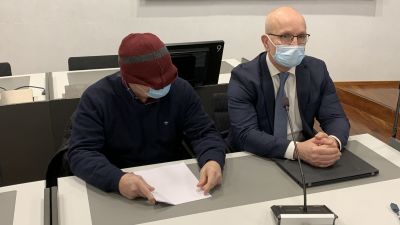 Mannen som åtalas för mordet på Ilpo Härmäläinen samt hans advokat Heikki Uotila i Egentliga Finlands tingsrätt. 