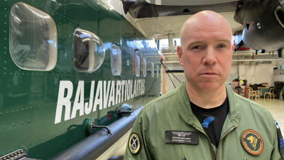 Profilbild på översjöbevakare Kristian Johansson framför ett Dornier- flygplan. 