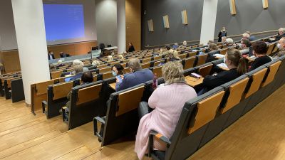 Fullmäktigeförsamlingen i Egentliga Finlands sjukvårdsdistrikt samlas i ett auditorium i Åbo universitetscentralsjukhus.