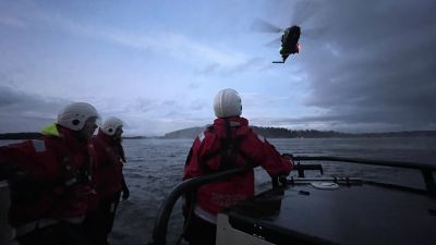 Lahden Järvipelastajat harjoittelevat vesipelastusta Puolustusvoimien koptereiden kanssa.