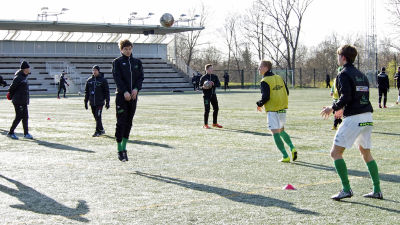 EIF spelare värmer upp inför match mot TPS april 2015
