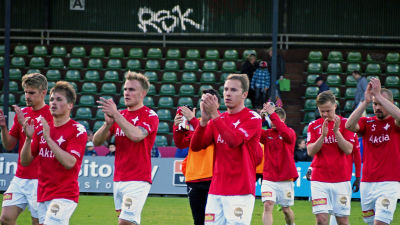 HIFKs spelare tackar sina supporters efter match i Lahts.