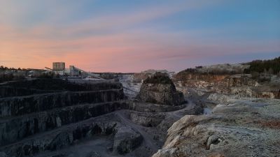 Pargas kalkgruva, en tidig morgon då himlen lyser orange.