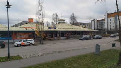 Affärer längs en huvudgata i ett bycentrum.
