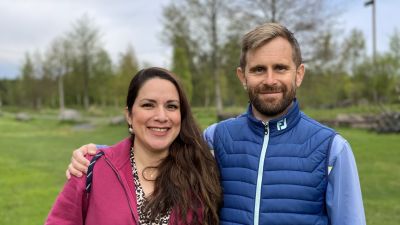 Två personer bredvid varann.