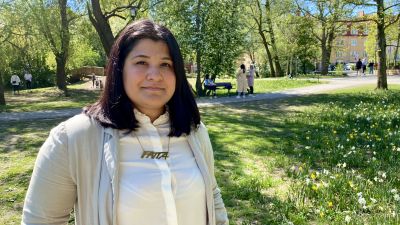 Porträtt på Demet Ergun i somrig parkmiljö