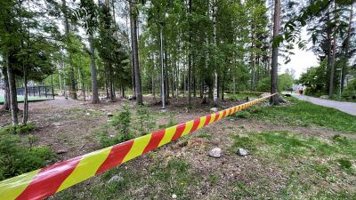 Avspärrat område i grönområde.