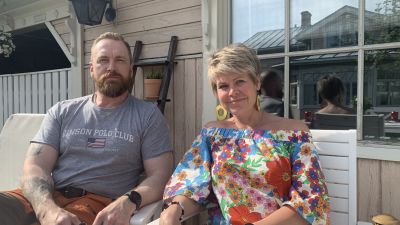 Rodney Strandvall och Nina Brännkärr-Friberg patrullerar på stan i Jakobstad under skolavslutningen.