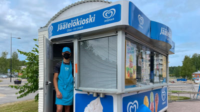 Hugo Kinnunen står i glasskiosken och säljer glass