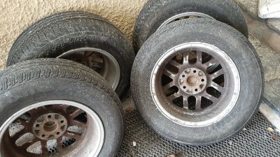 Hög med gamla bildäck