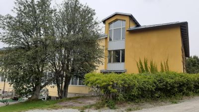 Hus bakom träd